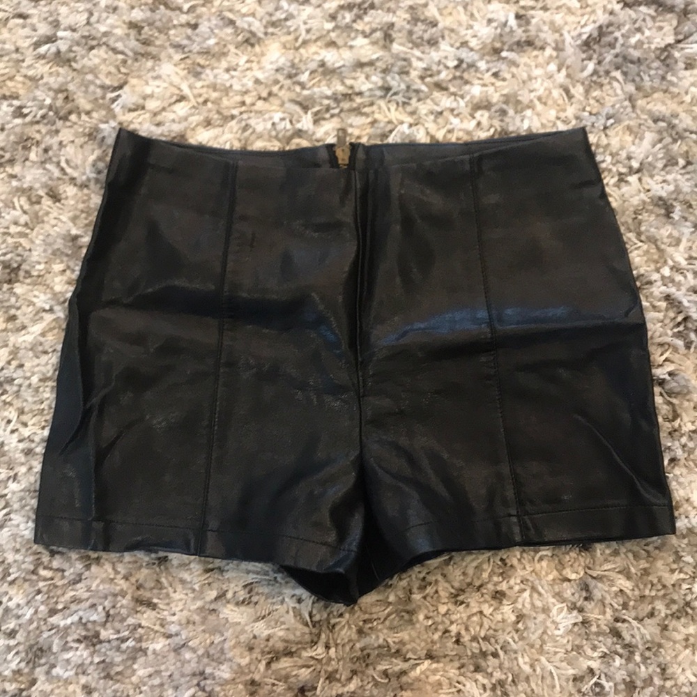 Pleather high waist short.